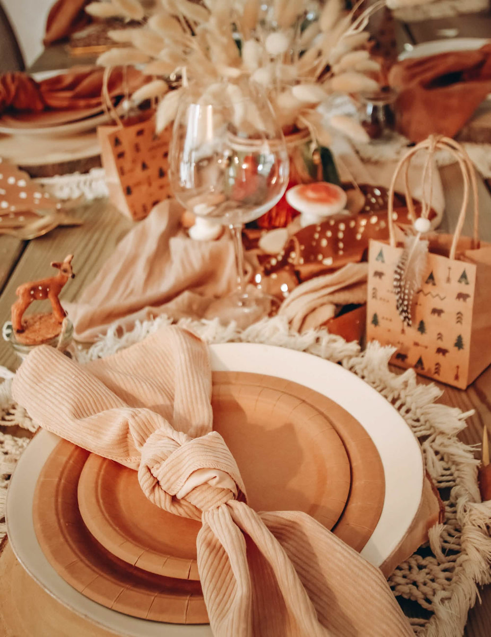 Mise en situation du chemin de table velours côtelé pour mariage