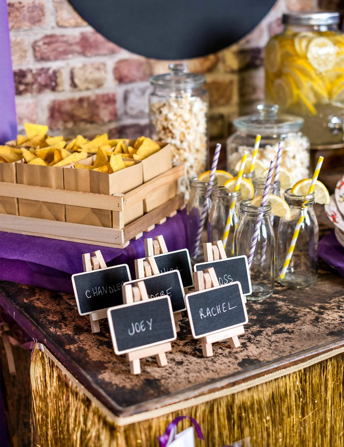 Buffetpräsentation mit Staffelei und Tafel-Namensschild für Holzdekoration