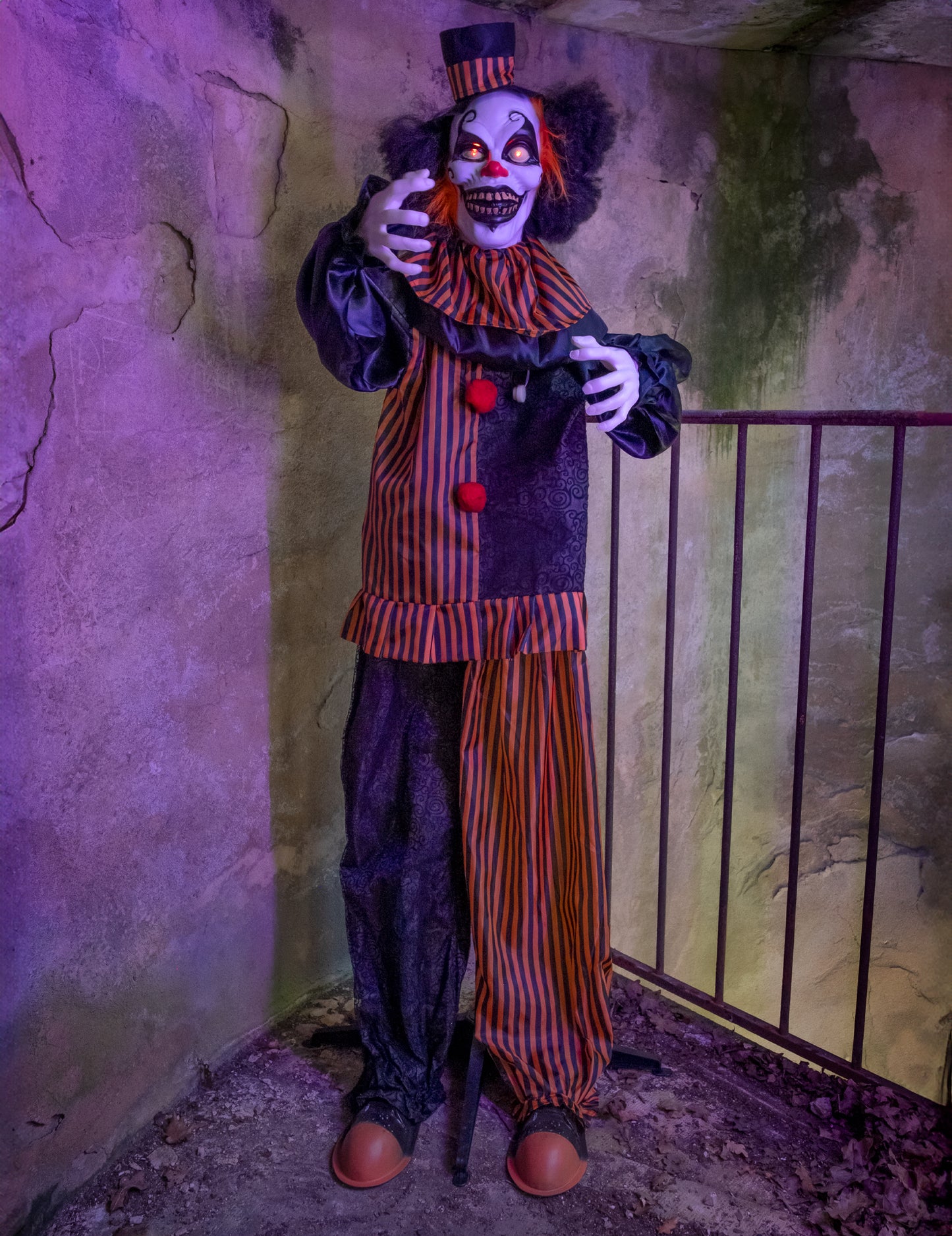 Mise en scène dans un décor sombre du clown démoniaque animé pour Halloween