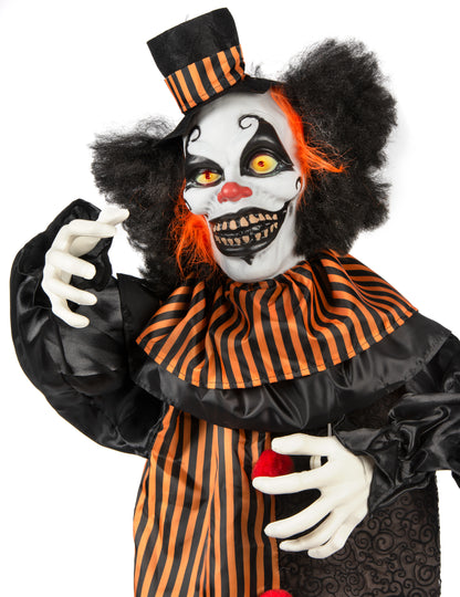 Gros plan sur le visage et les mains du clown démoniaque animé pour Halloween