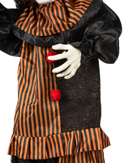Détail du costume à rayures et des pompons du clown démoniaque animé pour Halloween