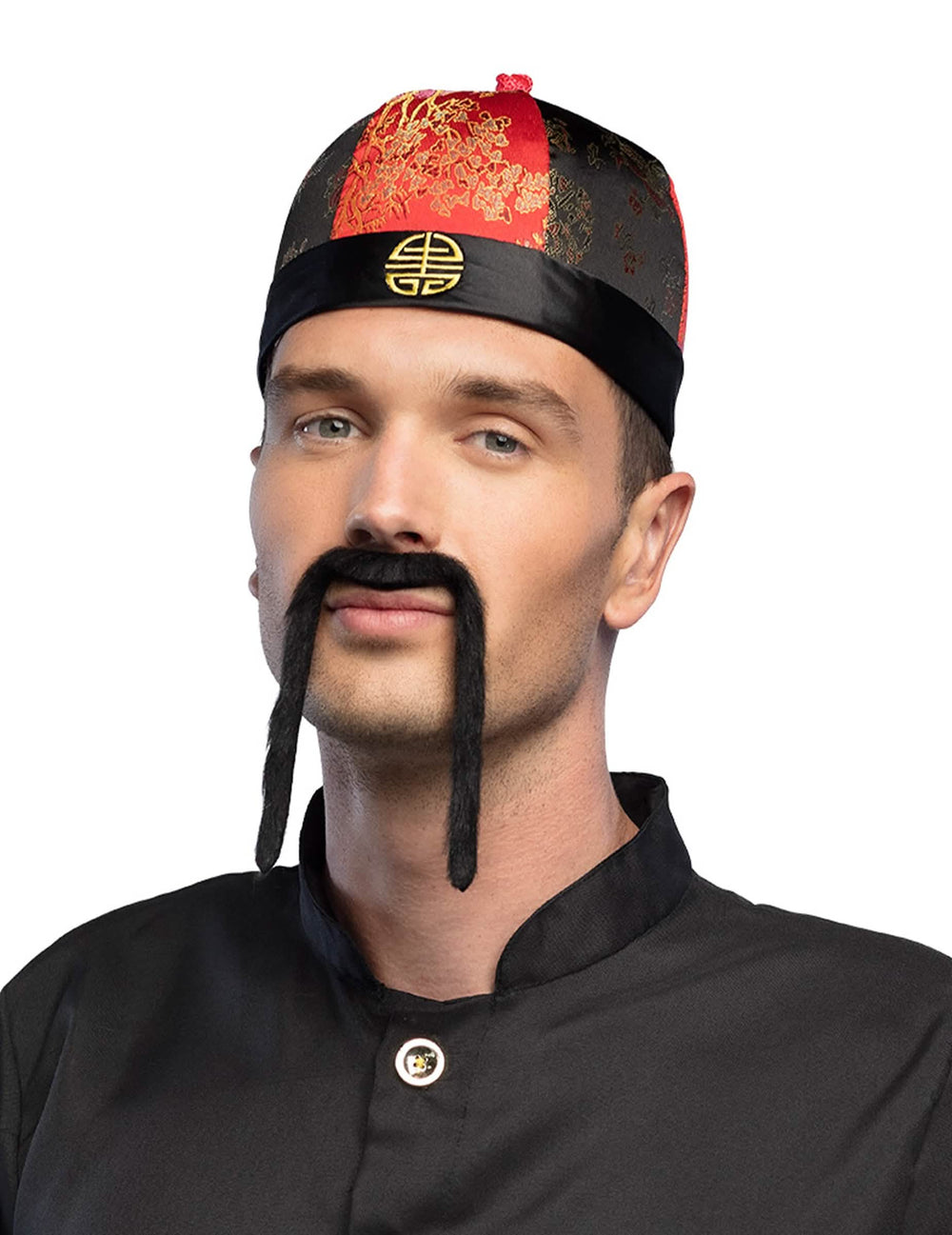 Nahaufnahme des Frontmotivs der chinesischen Kopfbedeckung mit Zöpfen