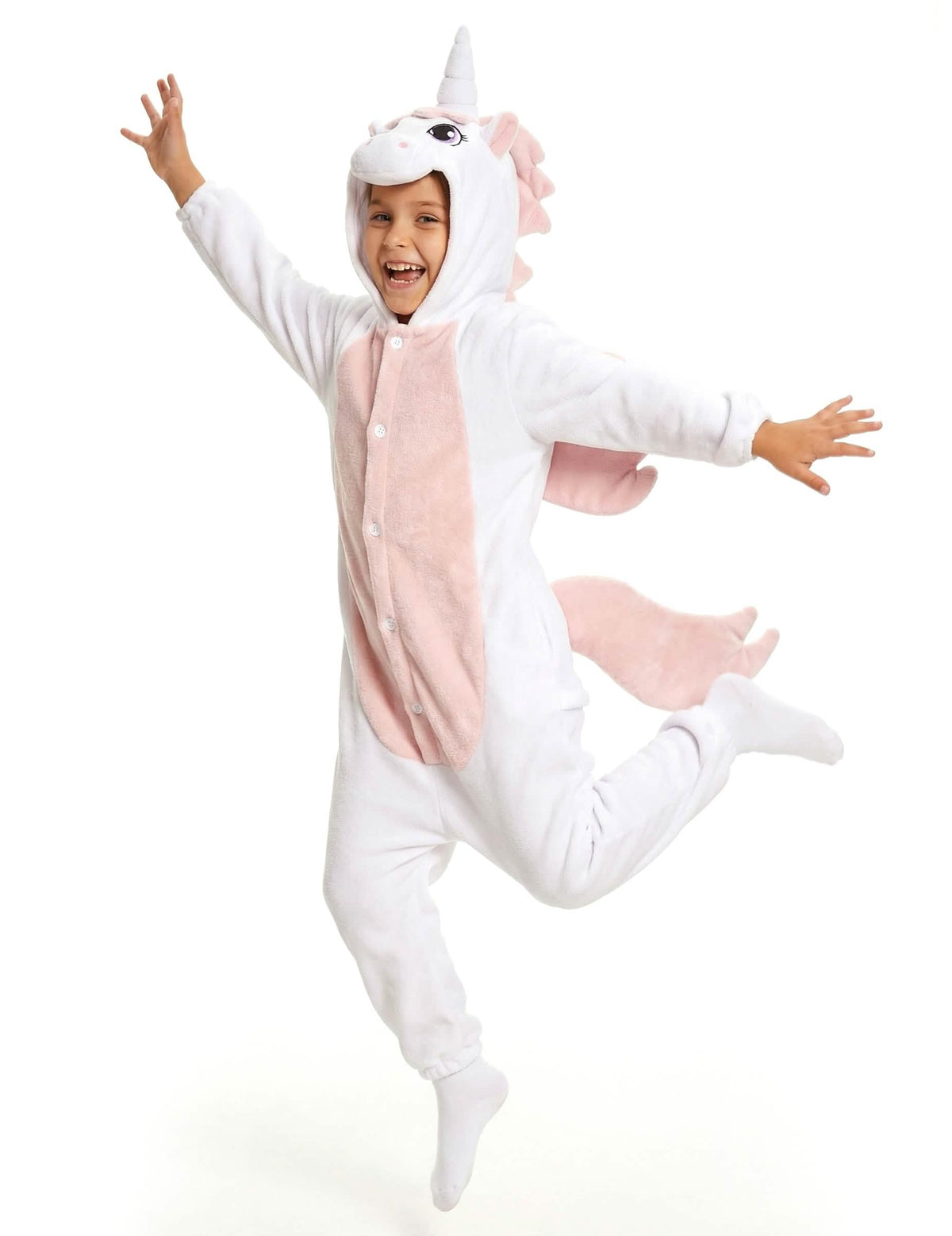 Vue de l'enfant sautant avec la combinaison licorne pour enfant