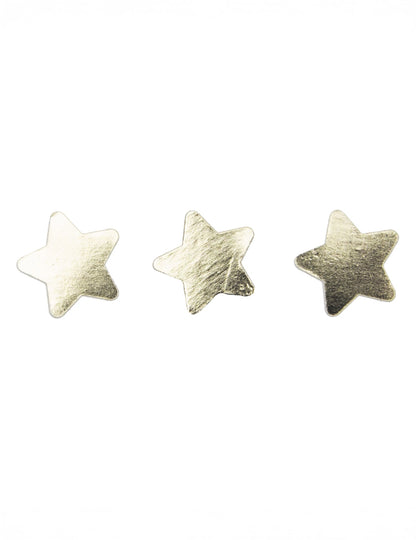 Gros plan sur trois pièces du Confettis de table étoiles pour décoration de fête