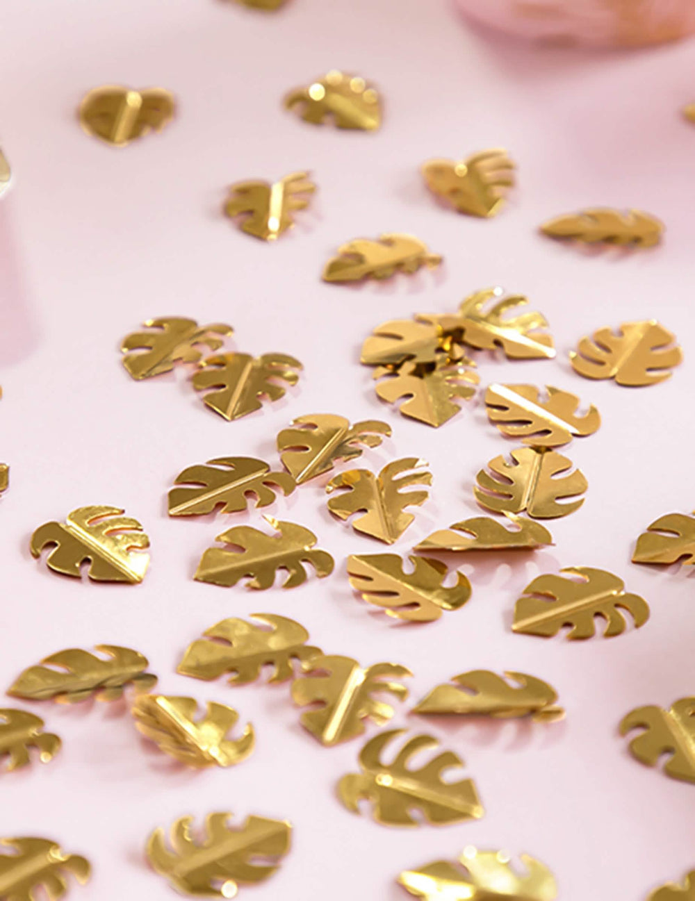Gros plan des confettis de table feuilles tropicales