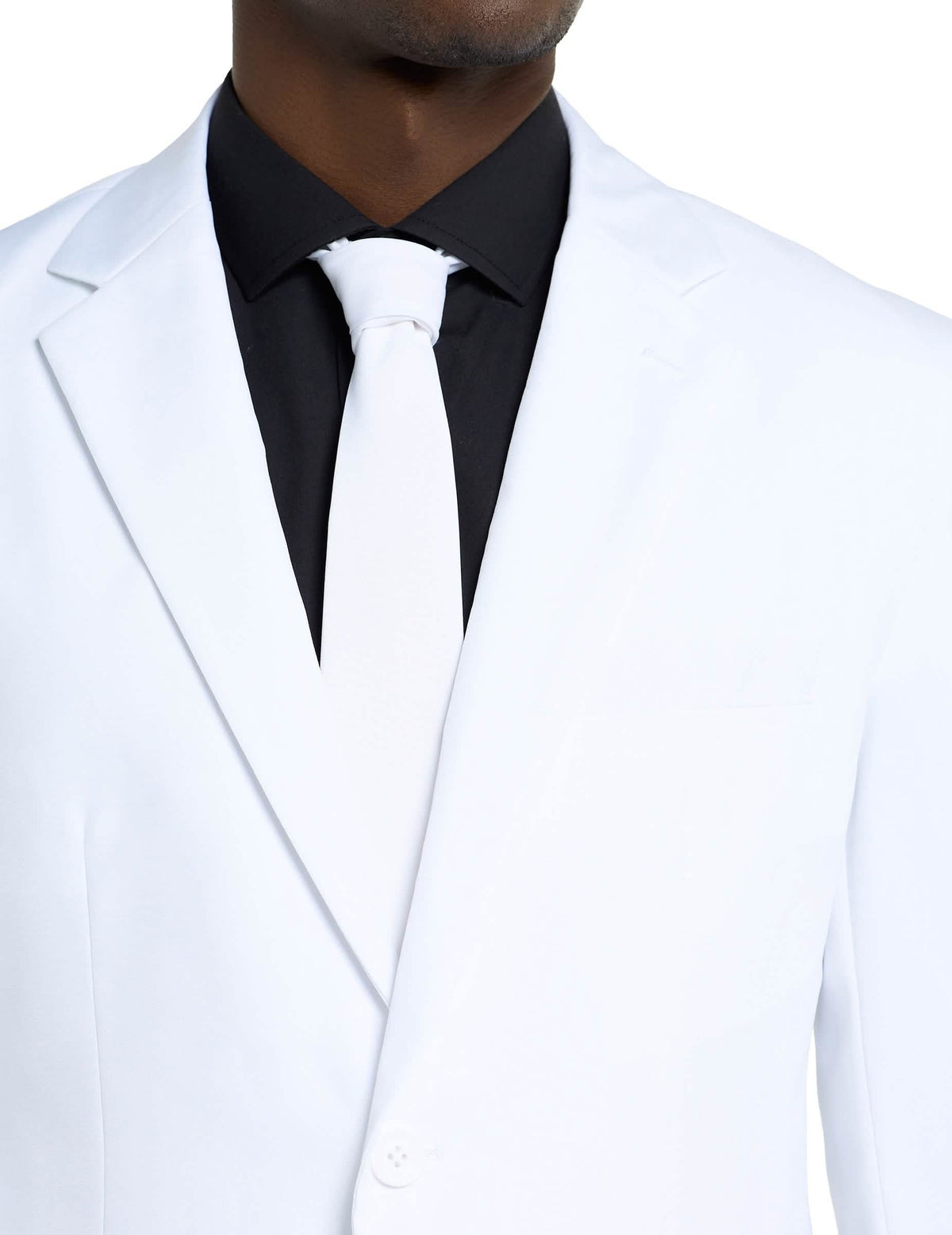 Detail des Kragens und der Krawatte des Kostüms Mr. Weiß Opposuits