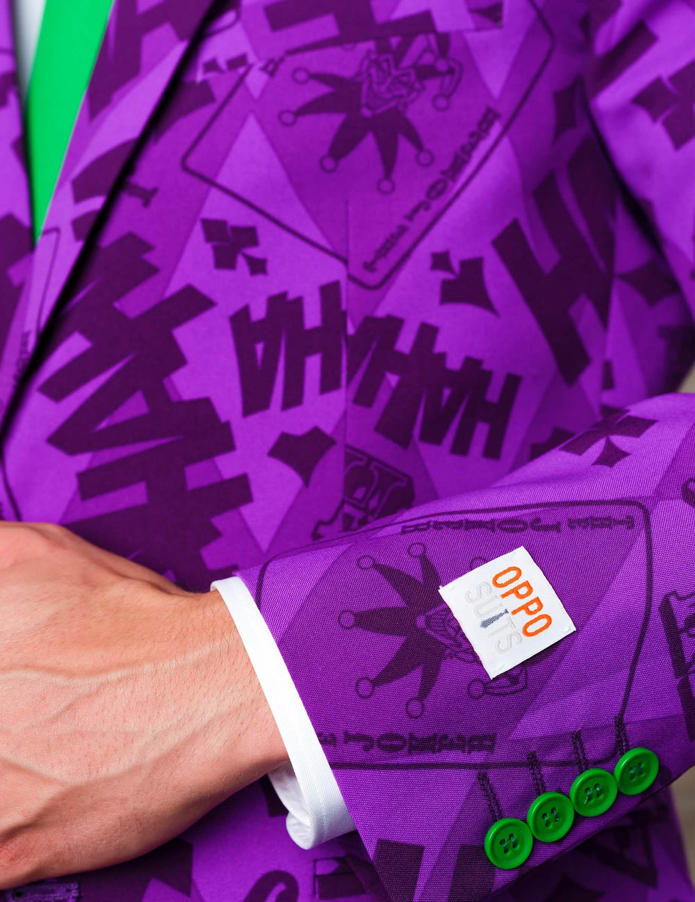 Gros plan sur l'étiquette Opposuits de la manche du costume Mr. Joker™ pour homme
