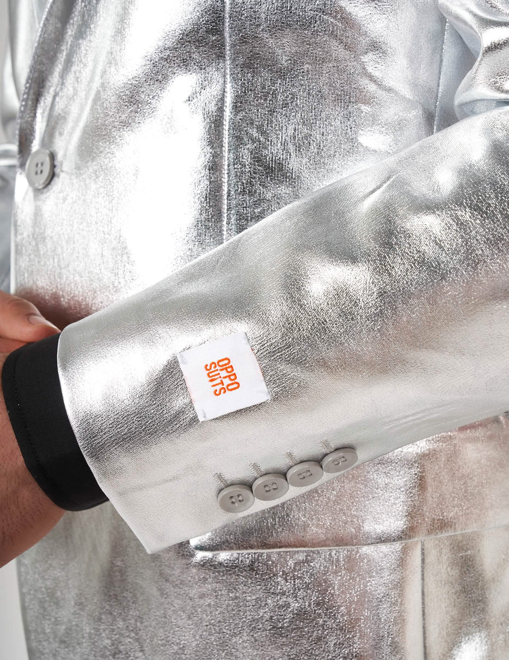 Détail de l'étiquette sur la manche du Costume Mr. Shiny Silver pour homme