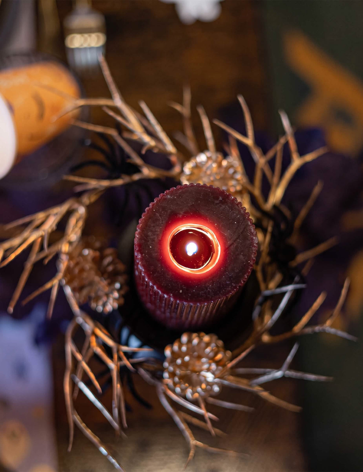 Halloween-Wandkranz mit schwarzen Samtspinnen & Goldakzenten 23 cm