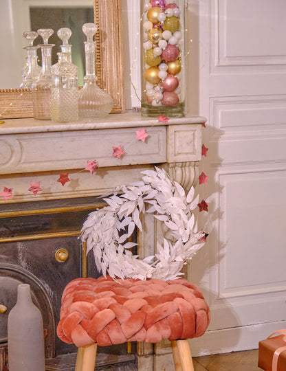 Mise en situation sur un tabouret de la couronne de feuilles de Noël