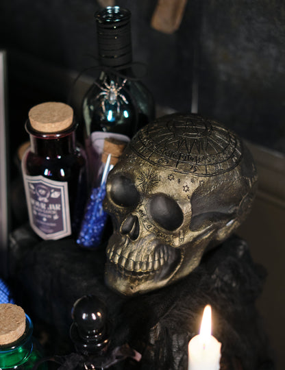 Mise en scène décorative du crâne de squelette avec pentagramme doré