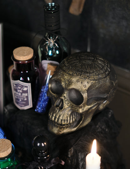 Mise en scène décorative du crâne de squelette avec pentagramme doré