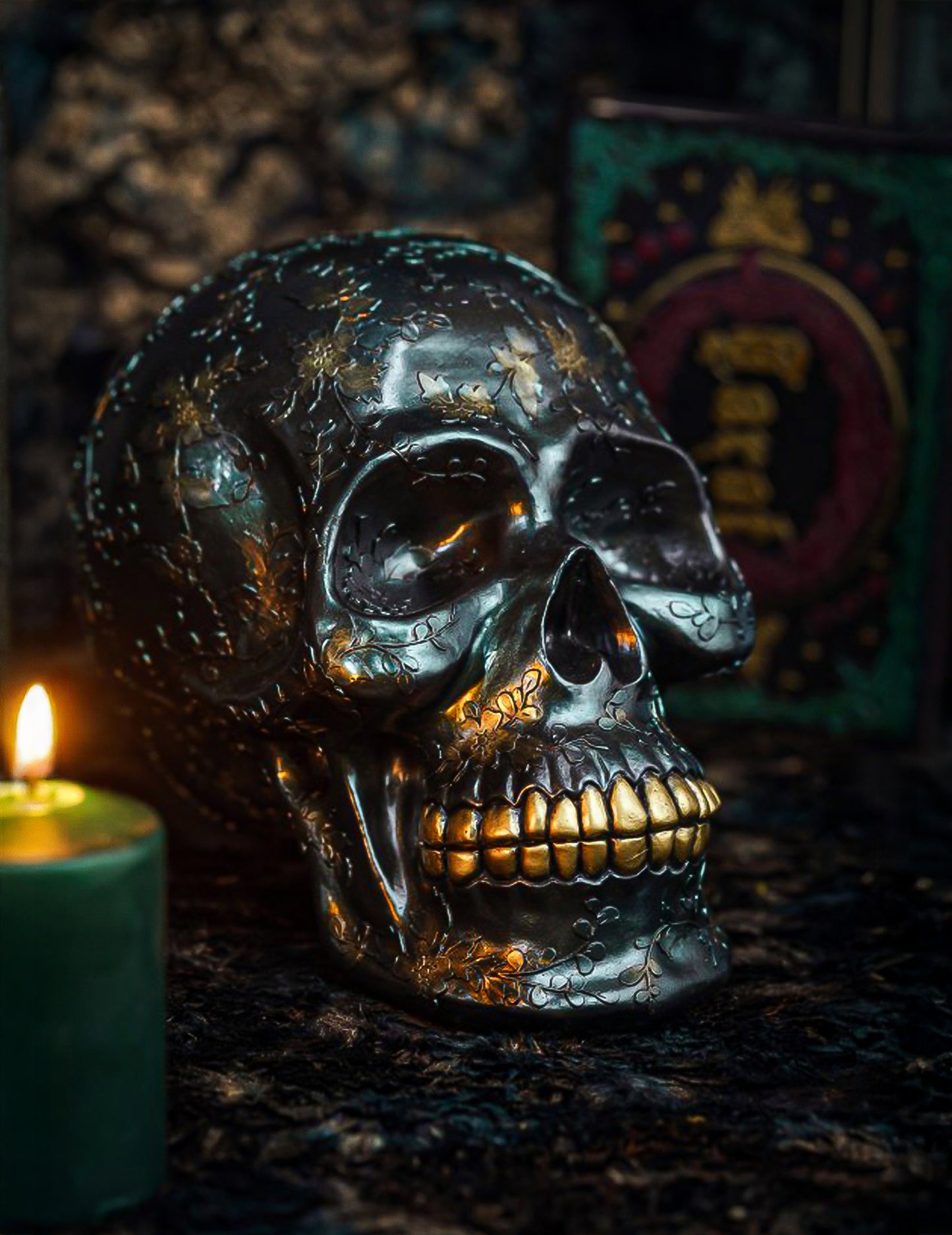 Gold-GrÃ¼ner DekoschÃ¤del aus Resin fÃ¼r Halloween 17 x 25 x 17,5 cm