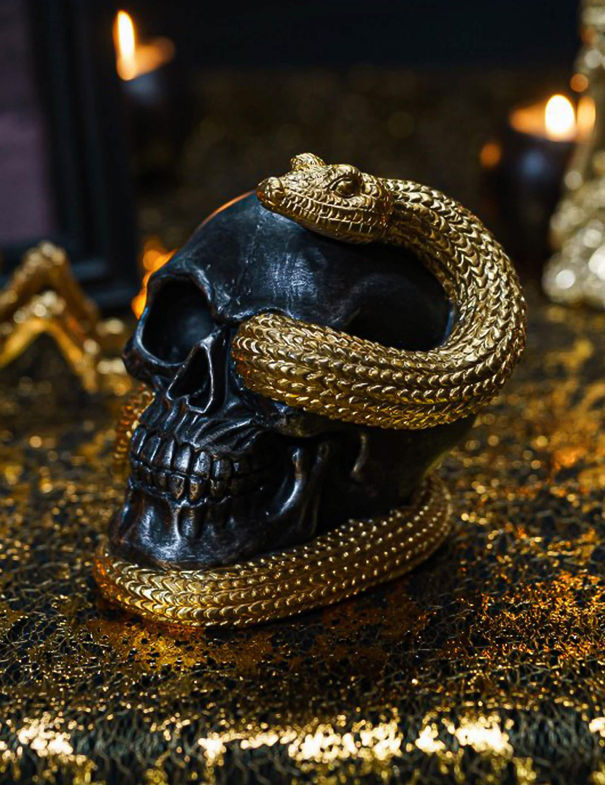Deko-SchÃ¤del aus Resin mit goldener Schlange 14,5 cm