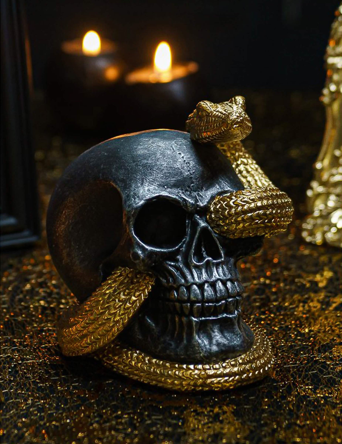 Deko-SchÃ¤del aus Resin mit goldener Schlange 14,5 cm