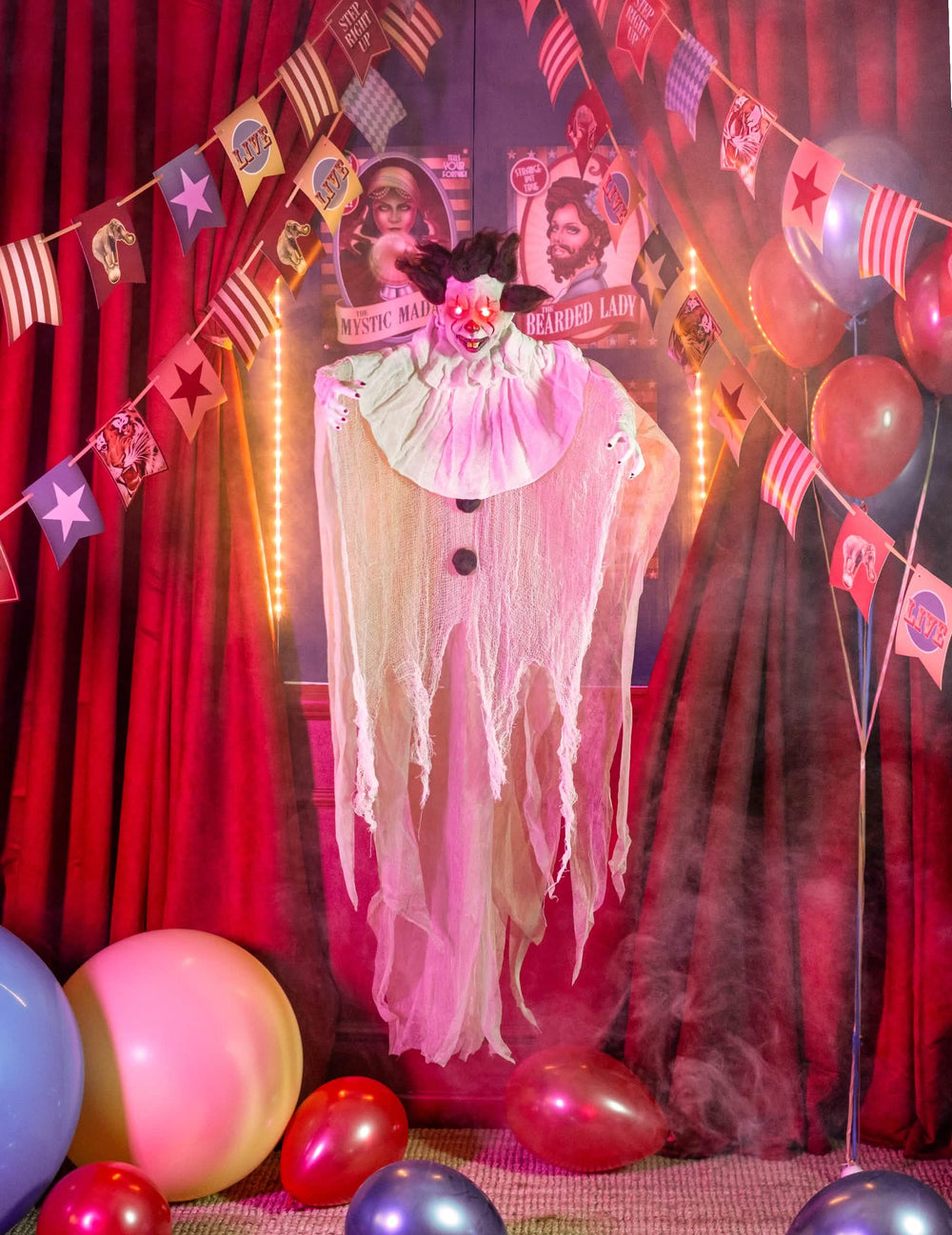 Inszenierung in einem Zirkusdekor der hängenden Dekoration Mörder-Clown