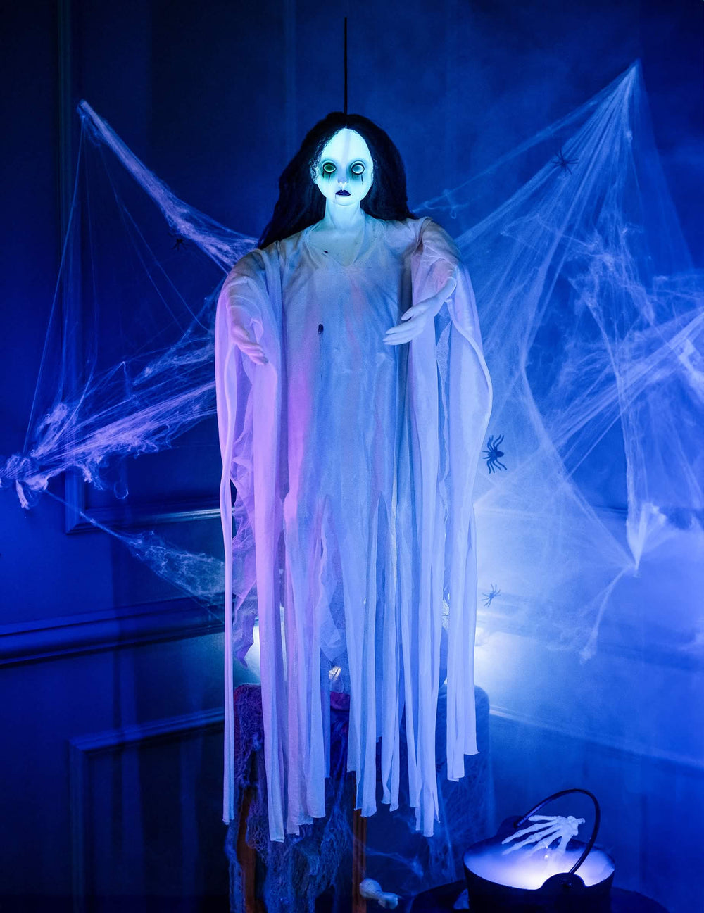 Mise en situation nocturne avec chaudron de la décoration à suspendre dame blanche pour Halloween