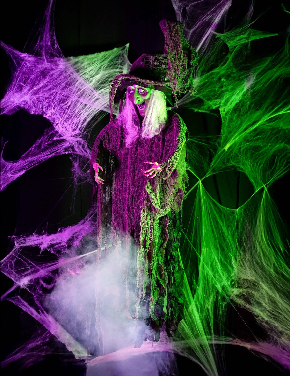 Inszenierung mit Raucheffekten und Spinnenweben der hängenden Hexendekoration für Halloween