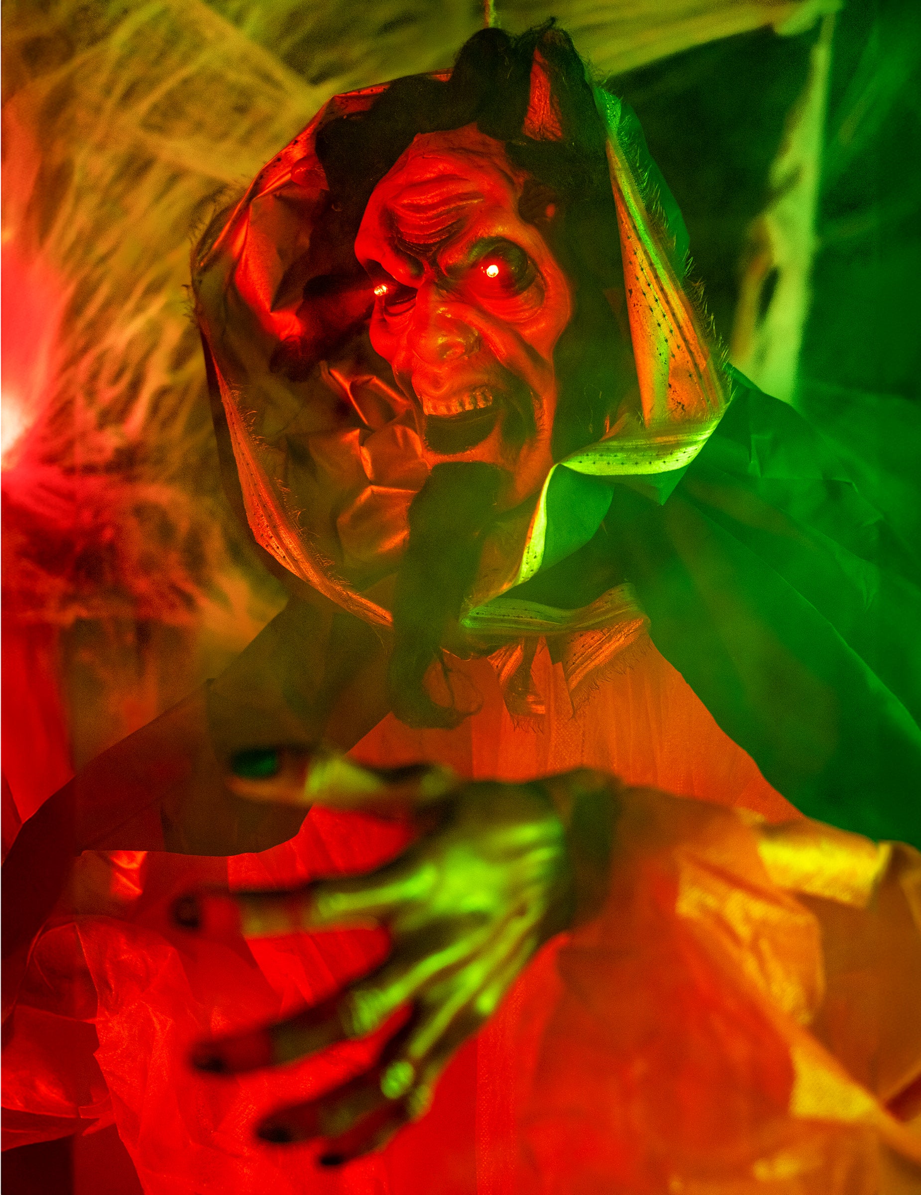 Détail des yeux rouges et de la main de la décoration animée et lumineuse démon