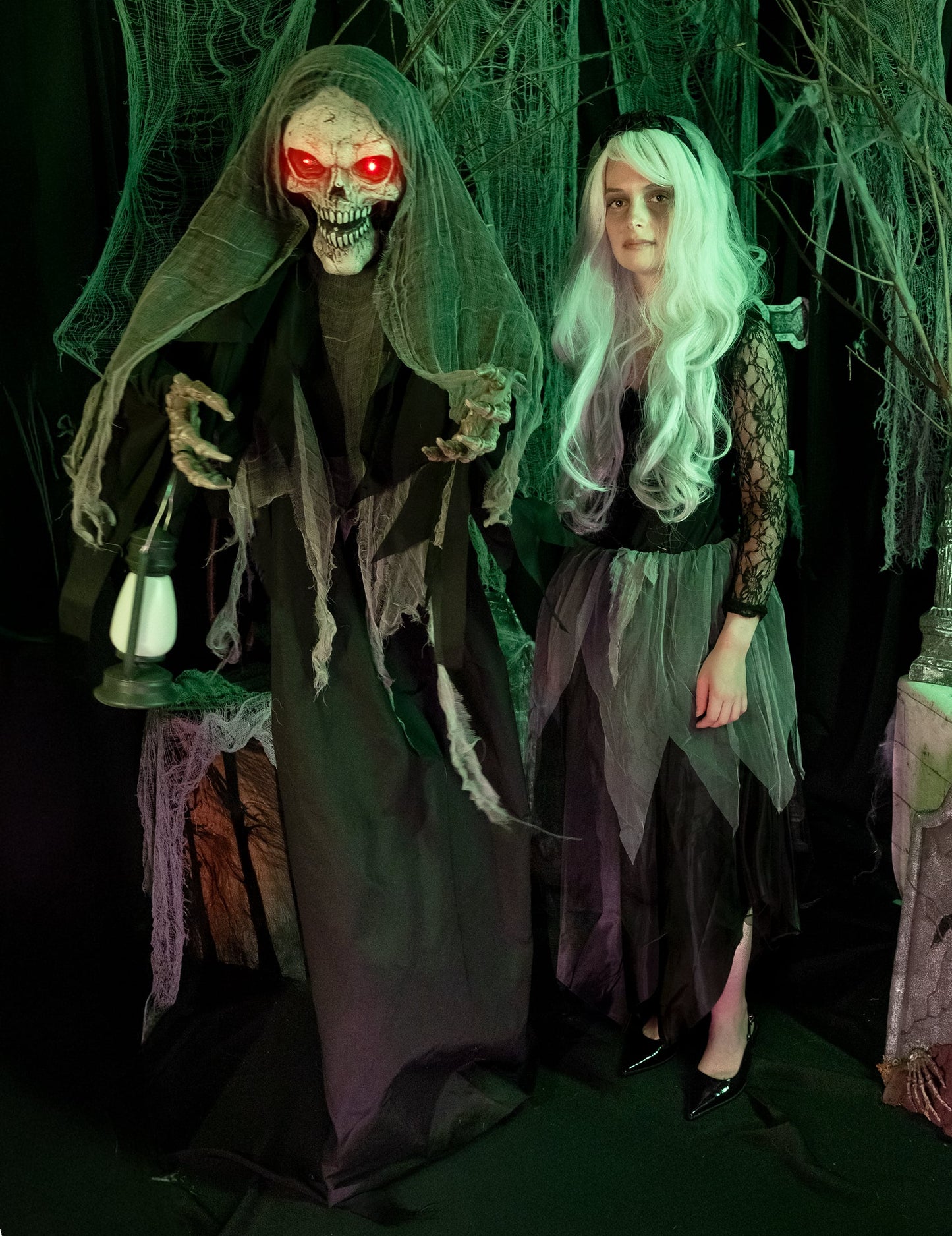 Décoration animée sonore et lumineuse Faucheuse Brillante pour Halloween noire avec lanterne et yeux rouges
