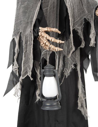 Détail de la lanterne tenue par la main squelettique de la décoration animée sonore et lumineuse Faucheuse Brillante