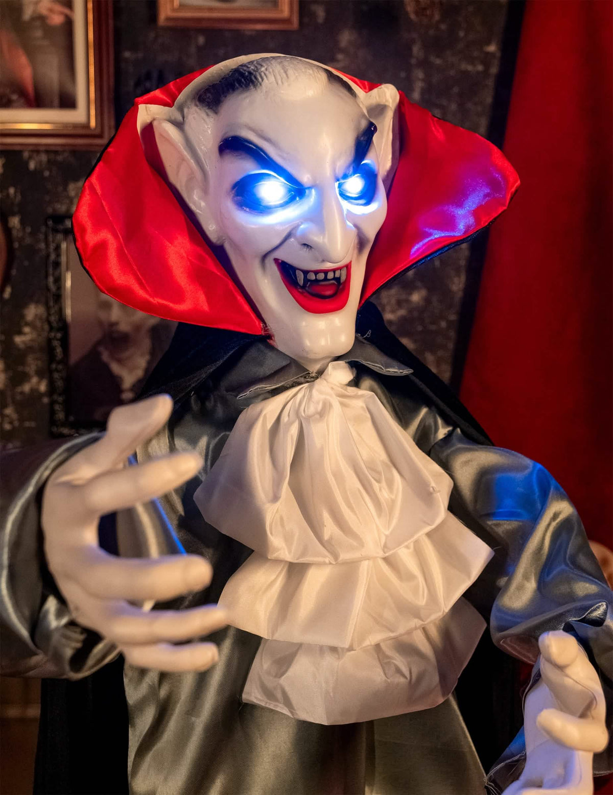 Gros plan sur les yeux bleus brillants de la décoration animée sonore et lumineuse Vampire Souriant