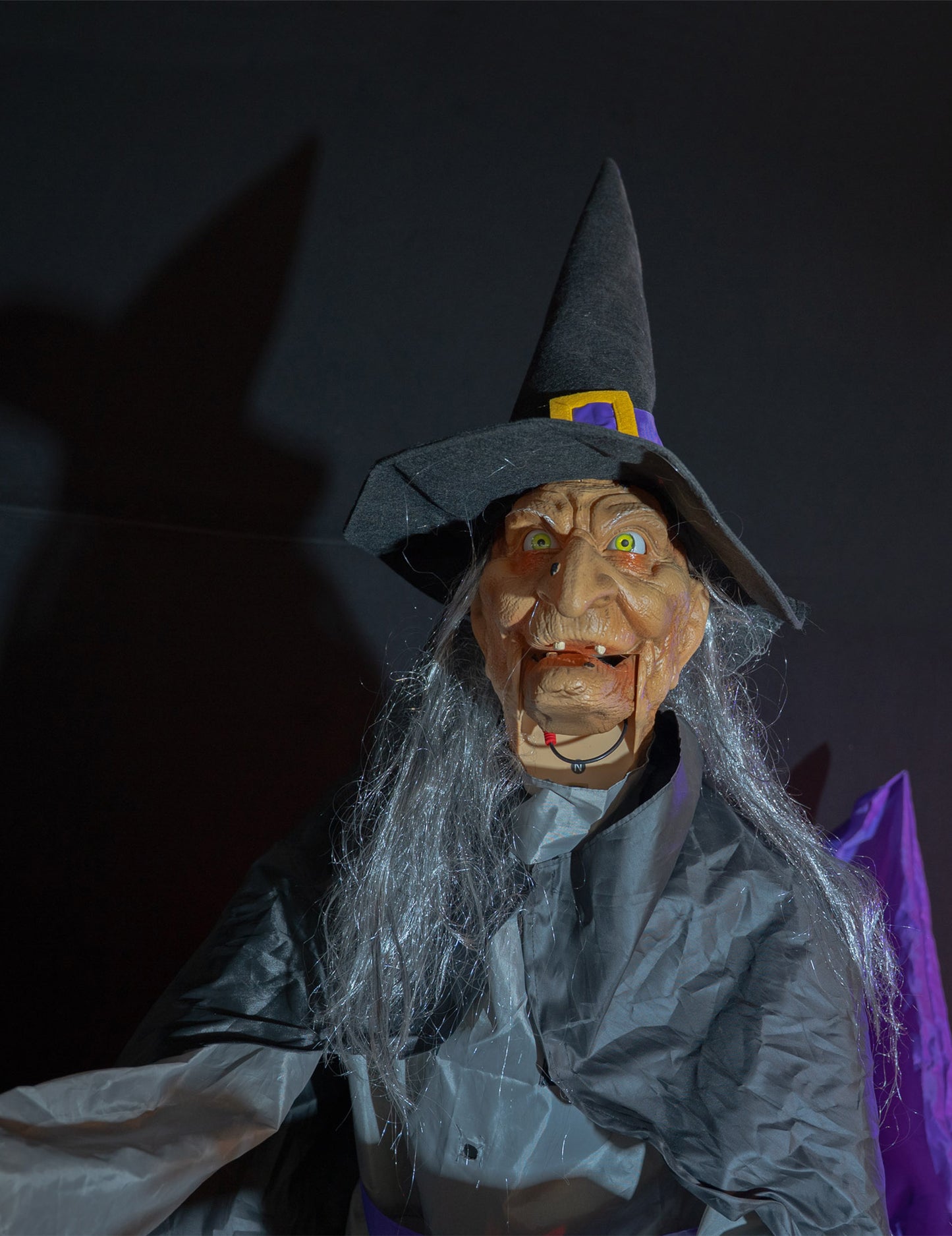 Fliegende Hexe animiert Halloween-Deko 3,10m