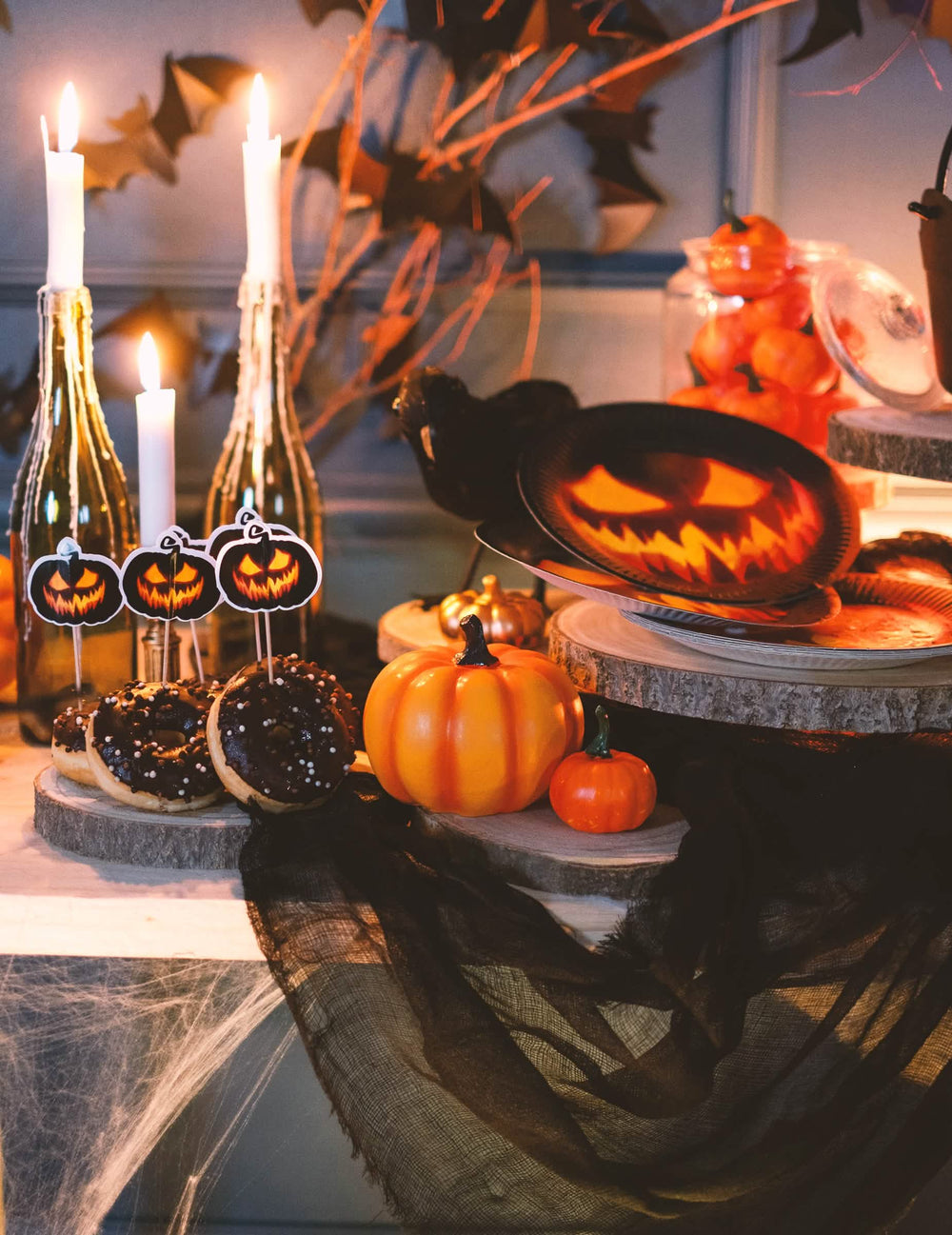 Mise en situation sur table de la décoration drap Halloween