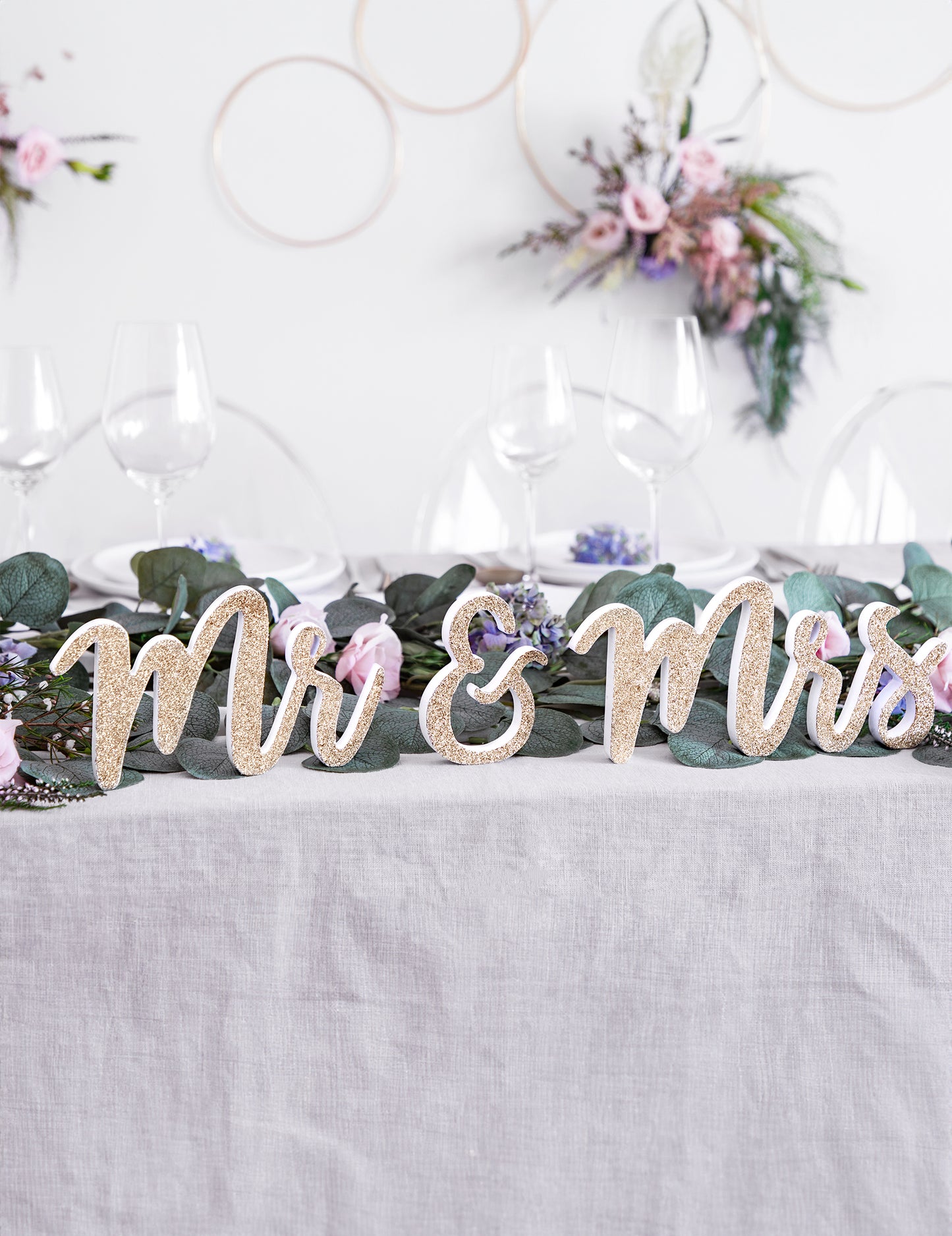Mise en situation sur une table de la décoration en bois Mr et Mrs pour mariage