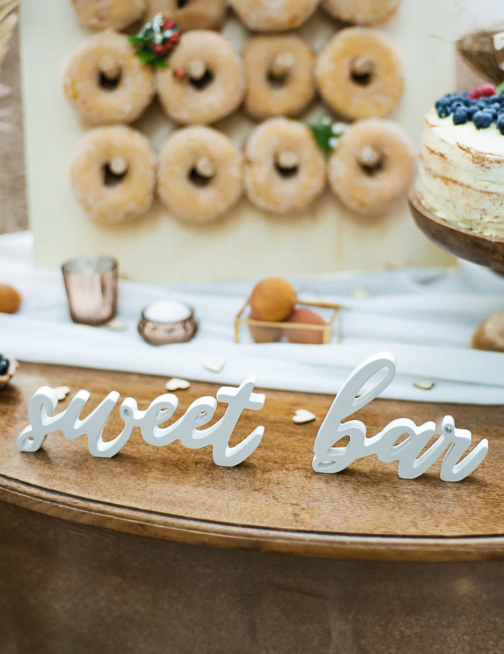 Gros plan sur les lettres de la décoration en bois sweet bar pour mariage