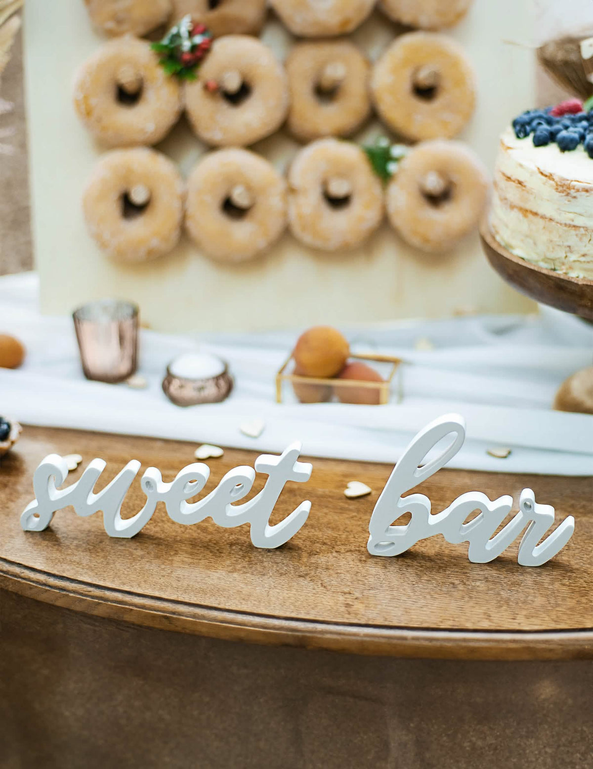 Gros plan sur les lettres de la décoration en bois sweet bar pour mariage