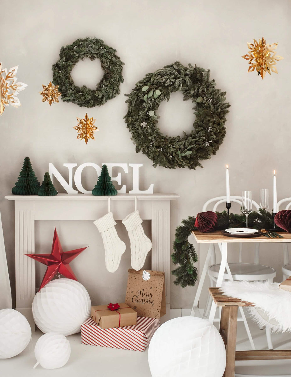 Mise en situation sur une cheminée de la décoration en papier alvéolé sapin de Noël
