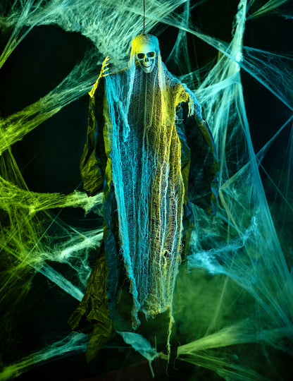 Mise en scène avec toiles d'araignées de la décoration faucheuse pour Halloween