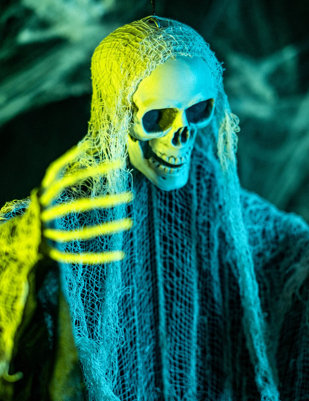 Gros plan sur la main squelette de la décoration de faucheuse pour Halloween