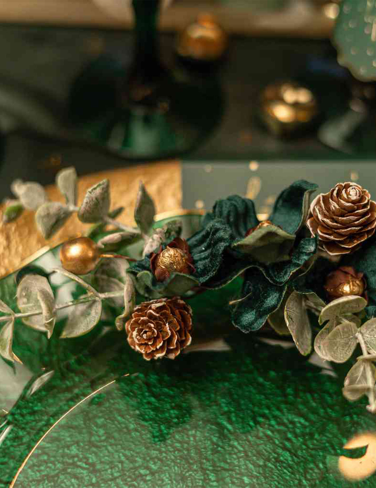 Blumengesteck "Elegance" Dunkelgrün & Gold - 23 cm