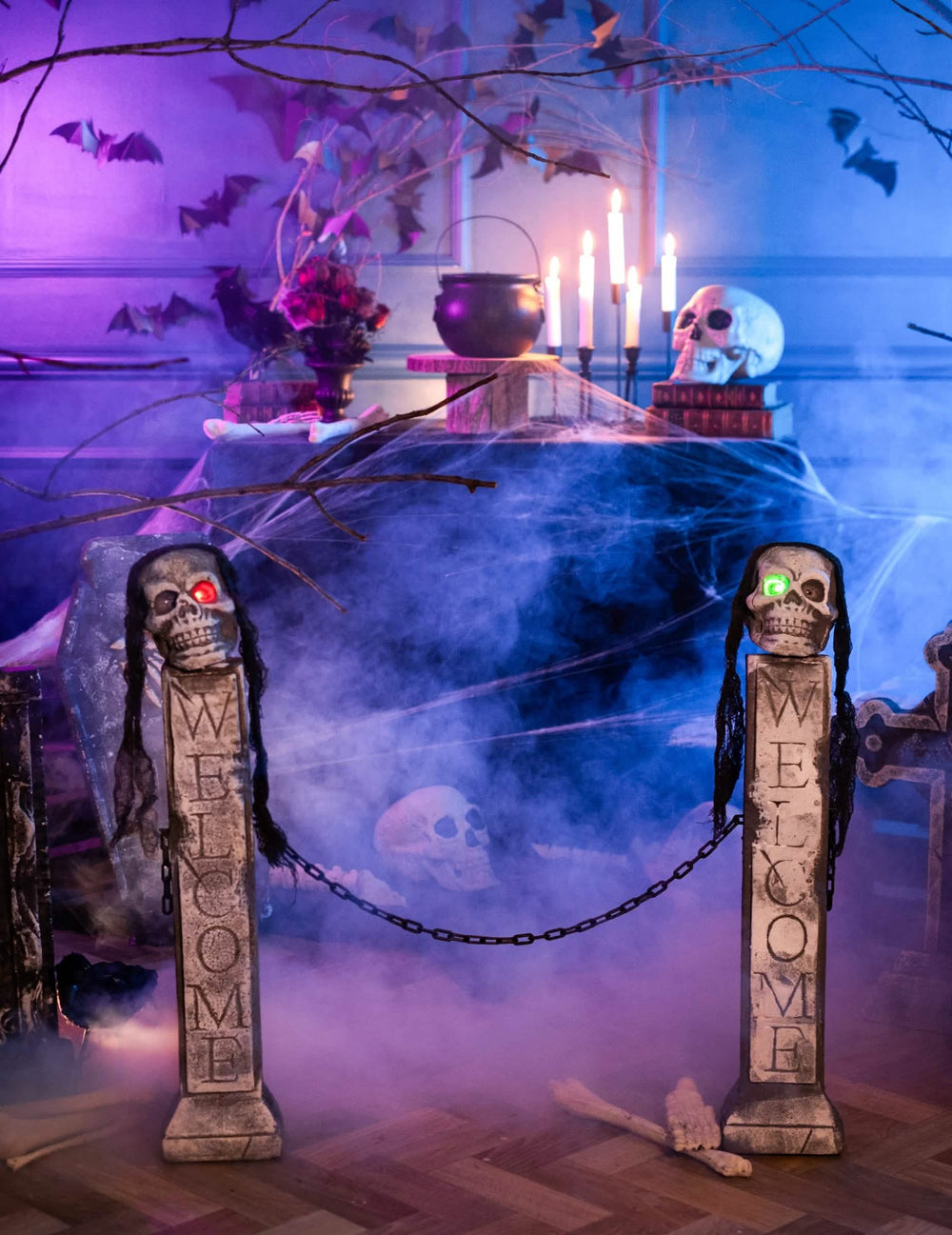 Inszenierung in einer gruseligen Atmosphäre der leuchtenden Dekoration vor der Halloween-Grabfassade