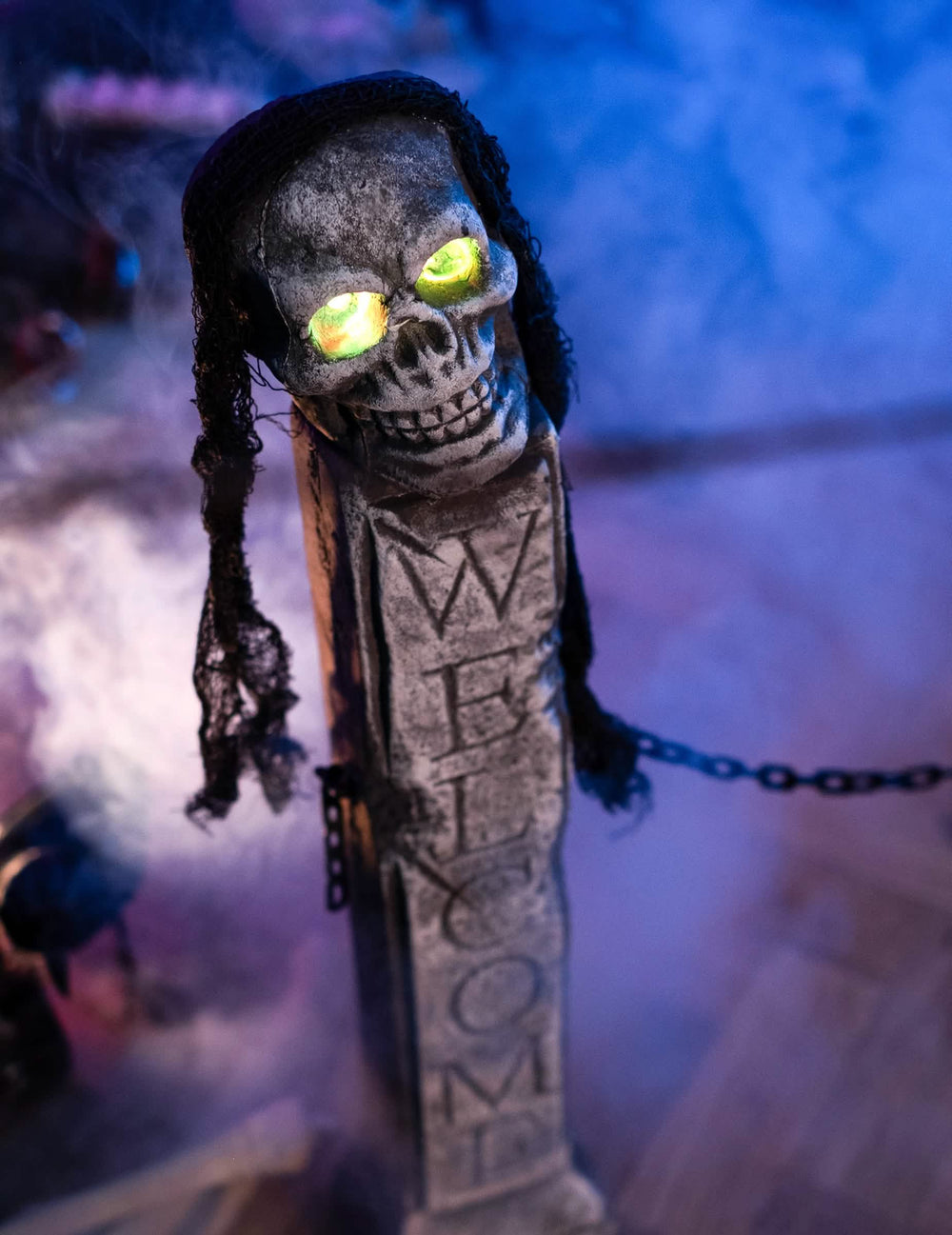 Detail der Aufschrift Welcome und des Schädels der Leuchtdekoration Schaufenstergrab Halloween