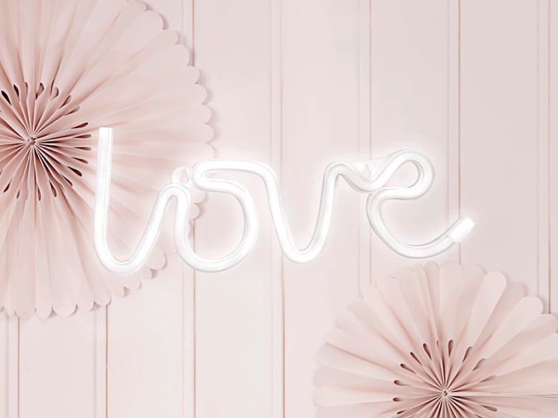 Mise en scène de la décoration lumineuse néon led love blanc à piles