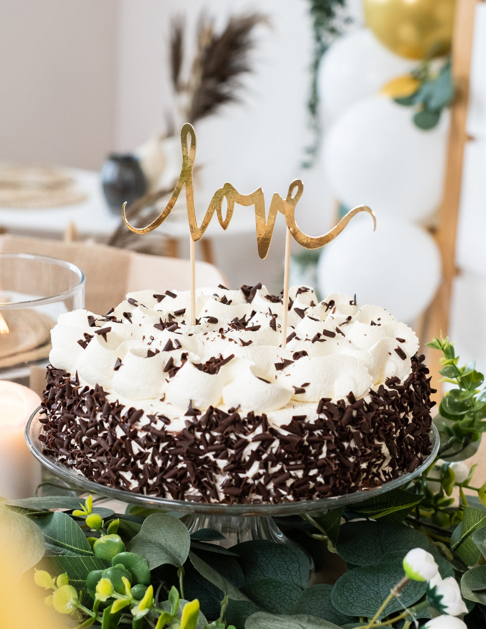 Vue de face sur un gâteau de la décoration pour gâteau love pour mariage doré