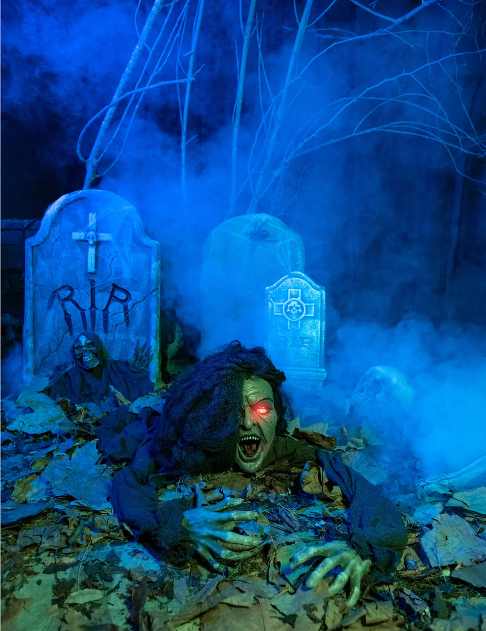 Großaufnahme des gruseligen Gesichts der sound- und lichtaktivierten Hexendekoration für Halloween