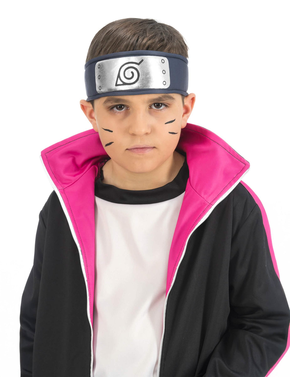 Gros plan sur le bandeau et le maquillage du déguisement Boruto pour enfant