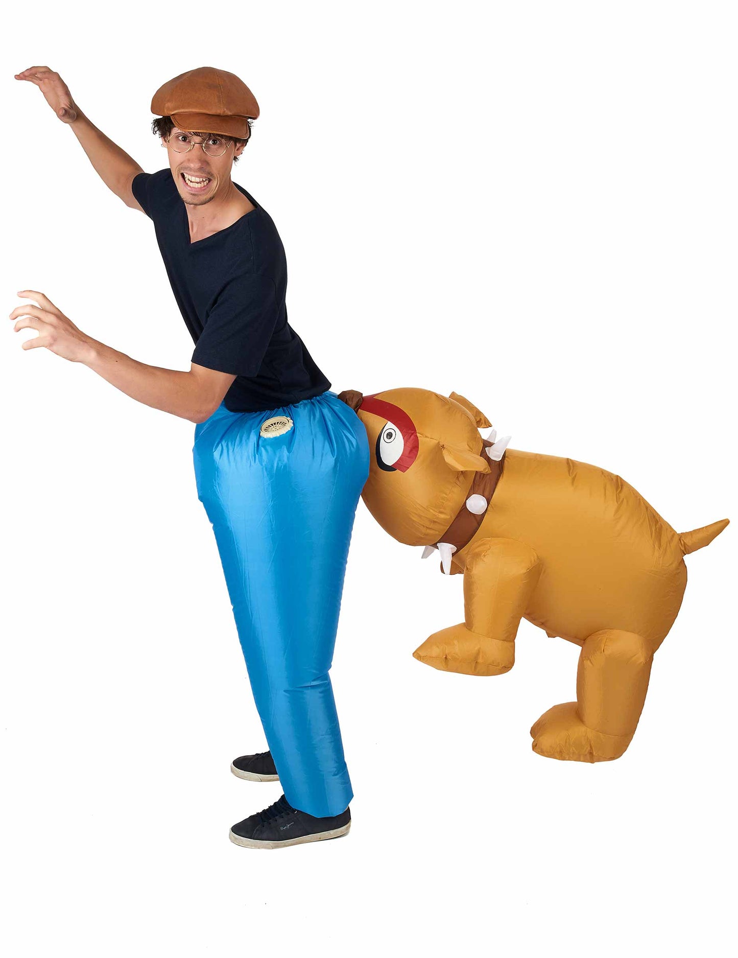 Vue de profil du chien mordant les fesses du déguisement Bulldog gonflable