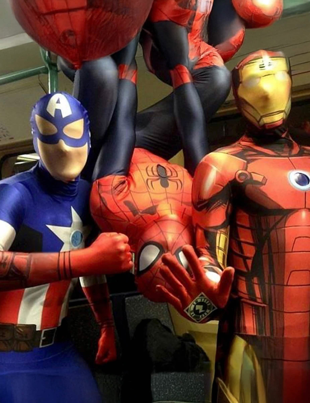 Inszenierung mit anderen Superhelden im klassischen Kostüm Captain America™ Morphsuits™