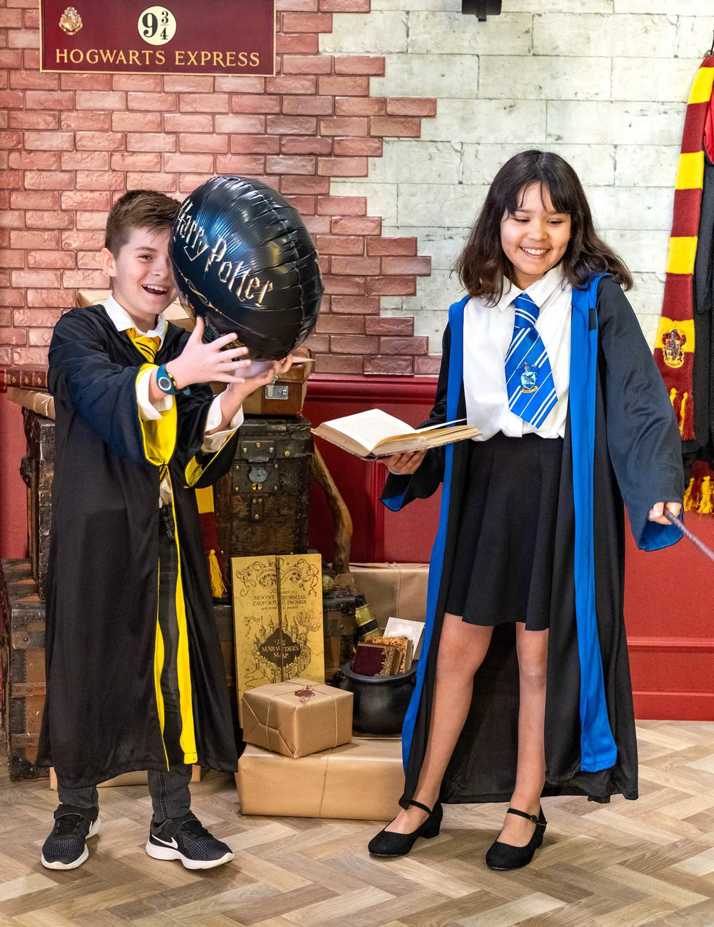 Inszenierung mit accessoires des klassischen Serdaigle Harry Potter™-Kostüms
