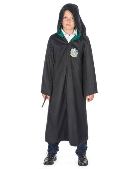 Vue de face avec capuche et baguette du déguisement classique Serpentard Harry Potter™