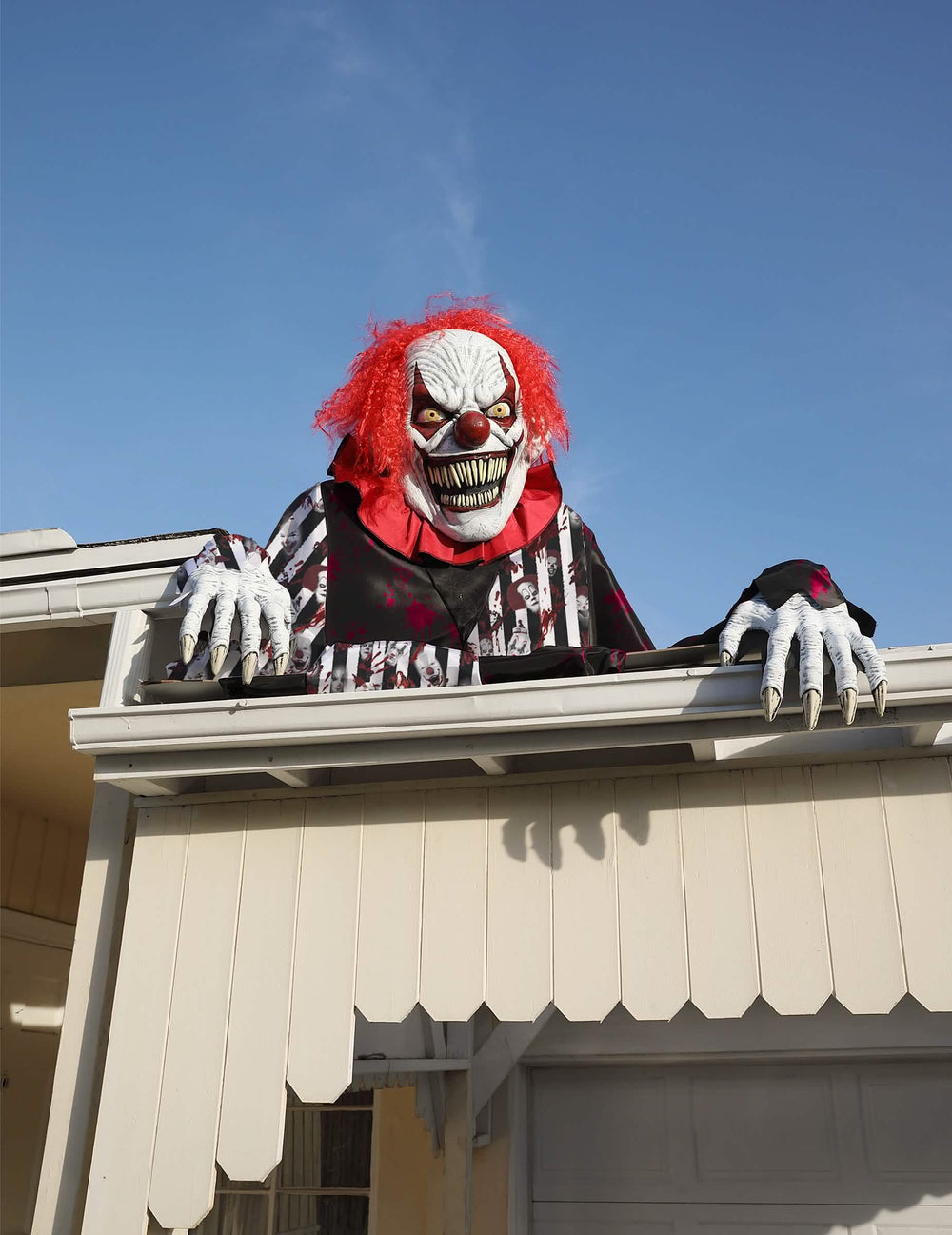 Inszenierung auf einer Regenrinne des gigantischen 2-in-1 furchterregenden Clown-Kostüms