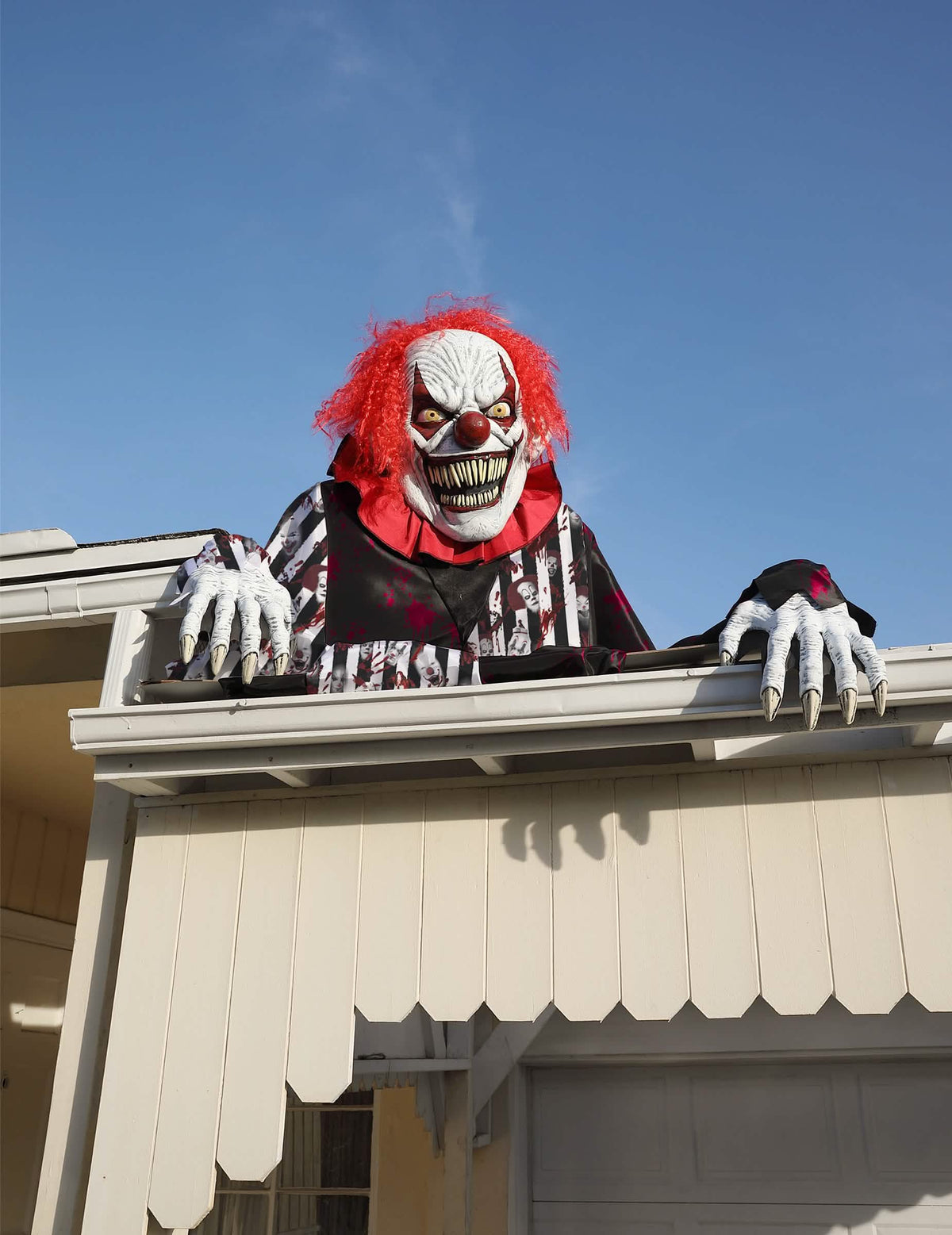 Inszenierung auf einer Regenrinne des gigantischen 2-in-1 furchterregenden Clown-Kostüms