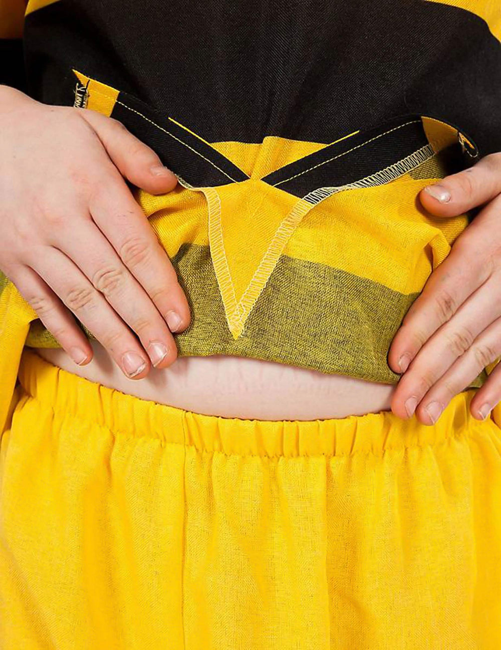 Détail de la taille élastique du pantalon du déguisement de Dalton pour garçon