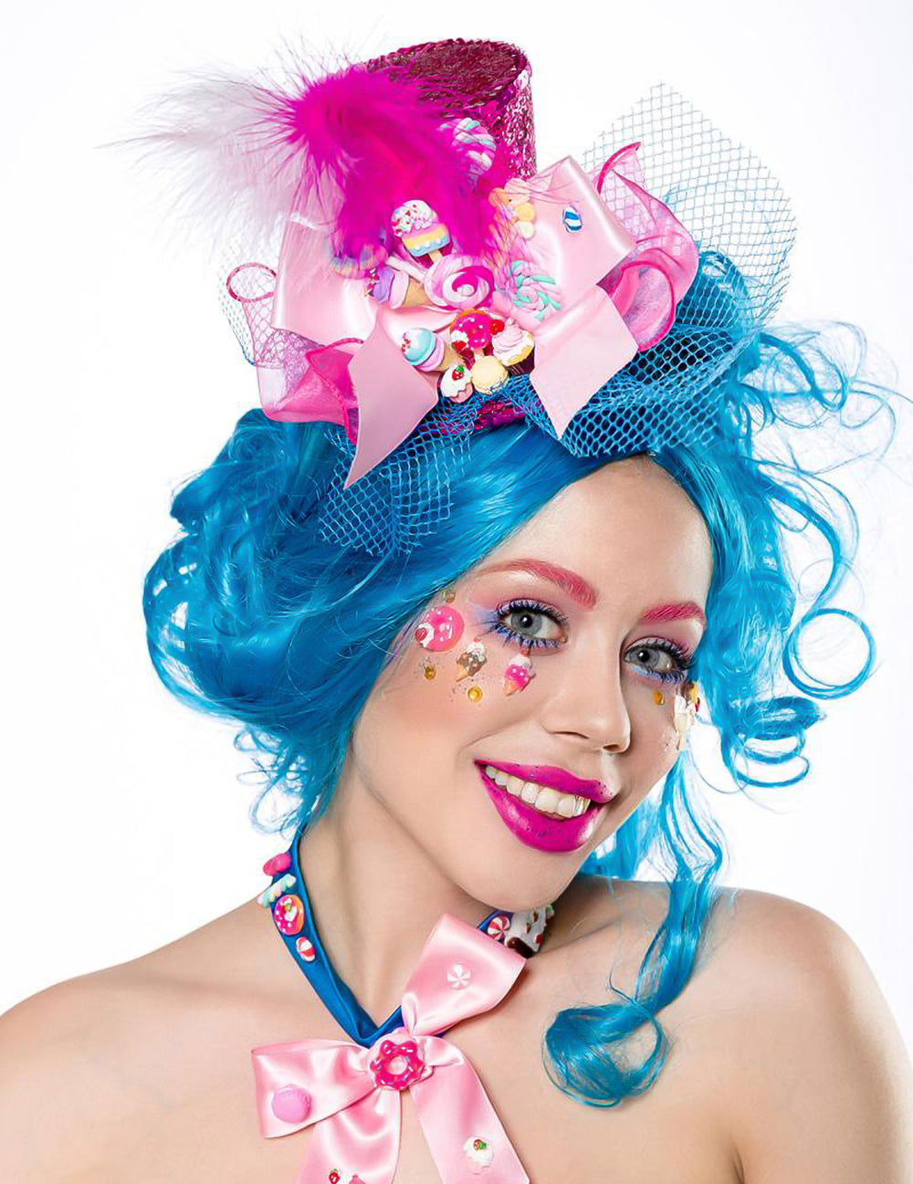 Gros plan sur le chapeau et la perruque du déguisement dame bonbons luxe pour femme