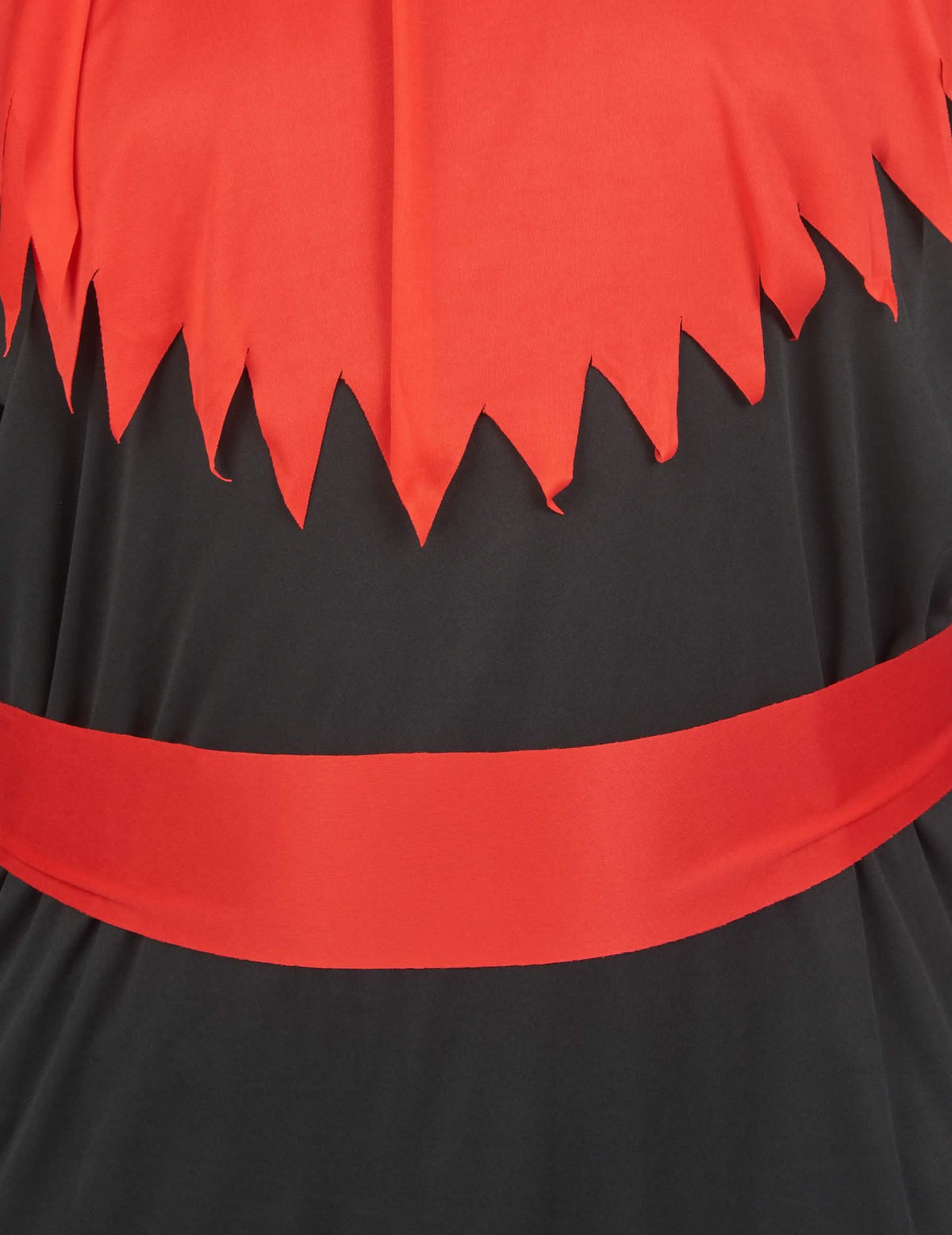 Détail du col en pointes et de la ceinture rouge du déguisement de diable des enfers